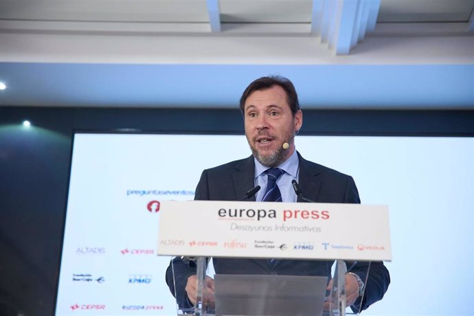 El ministro de Transportes y Movilidad Sostenible, Óscar Puente, interviene durante un desayuno informativo de Europa Press, en el hotel Rosewood Villa Magna, a 15 de abril de 2024, en Madrid (España).