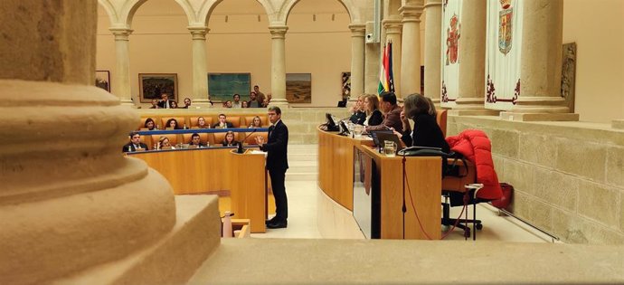 El presidente del Gobierno riojano, Gonzalo Capellán, interviene en el pleno del Parlamento para abordar el proyecto Tauste-Júndiz