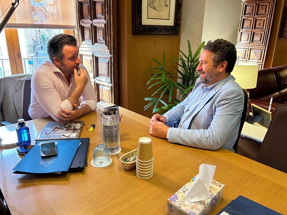 El alcalde de Elche, Pablo Ruz, y José Antonio Román, que asumirá las competencias de Deportes, Agricultura, Medio Ambiente y Palmeral