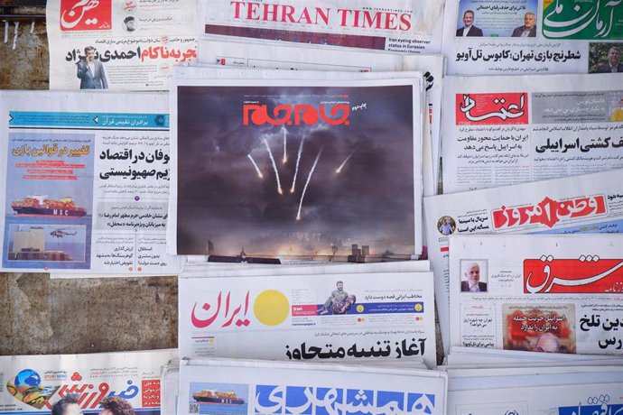Periodicos iraníes con las informaciones sobre el ataque contra Israel