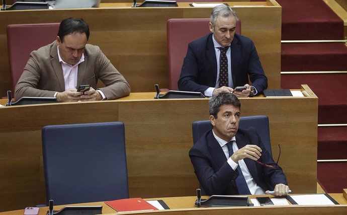 Archivo - El presidente del PPCV y presidente de la Generalitat Valenciana, Carlos Mazón, durante un pleno en Les Corts