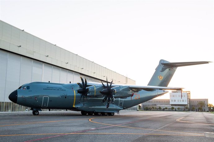 Un A400M para Kazajistán tras salir del taller de pintura de las instalaciones de Airbus.