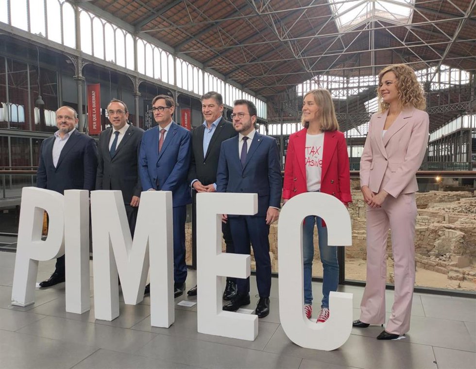 El candidato del PP, Alejandro Fernández; el de Junts+, Josep Rull; el del PSC, Salvador Illa; el presidente de la Generalitat y candidato de ERC, Pere Aragons, y la candidata de Comuns, Jéssica Albiach, en el debate de Pimec