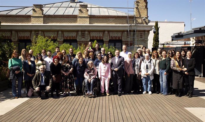 Foto de familia de los reconocimientos a entidades sociales.