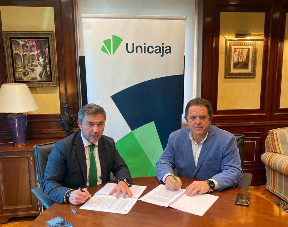 El director de Banca Comercial de Málaga de Unicaja, Francisco José Reguera Nieto, y el presidente de Asaja Málaga, Baldomero Bellido
