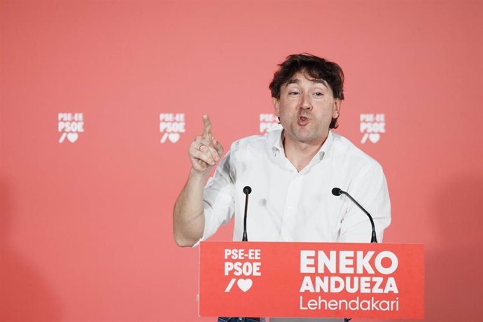 El secretario general del PSE-EE y candidato a lehendakari, Eneko Andueza, interviene durante el mitin de apertura de campaña electoral del PSE-EE, en La Terminal, a 4 de abril de 2024, en Bilbao