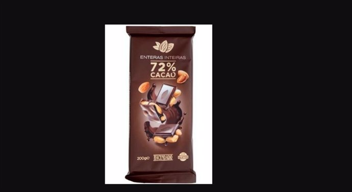 Archivo - Consumo alerta por presencia de un cuerpo extraño en la tableta de chocolate negro 72% con almendras de Hacendado
