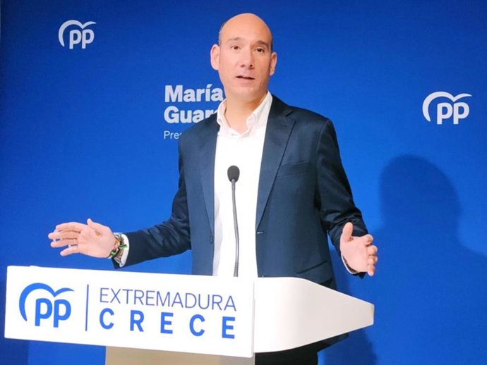 El portavoz del PP de Extremadura, José Ángel Sánchez Juliá, en una rueda de prensa este lunes en la sede del partido en Mérida.