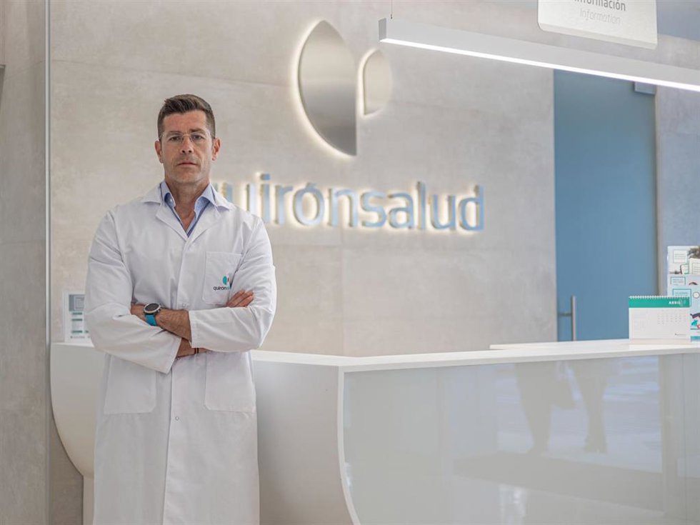 El doctor Iván Artero está especializado en Radiología Intervencionista, rama de la radiología que utiliza técnicas de imagen médica avanzadas (fluoroscopios, ecografías...) como referencia para dirigir los instrumentos médicos dentro del cuerpo.