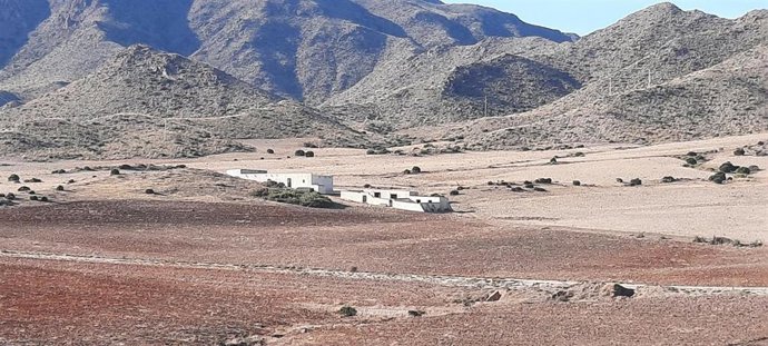 Cortijo Las Chiqueras, frente a la Bahía de Los Genoveses, donde se proyecta el hotel