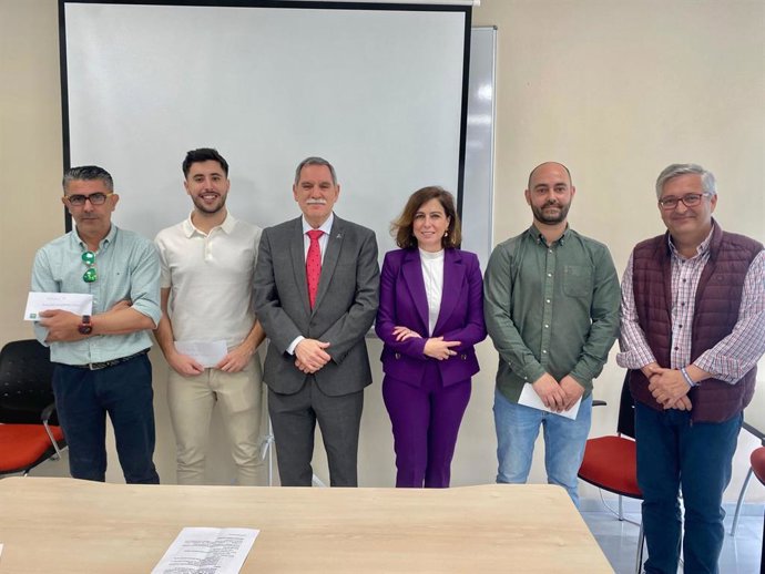 Viso y Esteo (centro), entre responsables de los nuevos proyectos empresariales alojados en el CADE de Palma del Río.