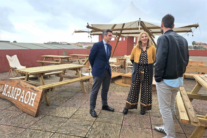 La consejera de Economía de la Junta de Andalucía, Carolina España, en una visita a la empresa sevillana Kampaoh.