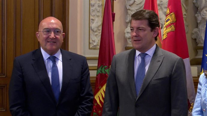 El presidente de la Junta de Castilla y León, Alfonso Fernández Mañueco (dcha), y el alcalde de Valladolid, Jesús Julio Carnero.