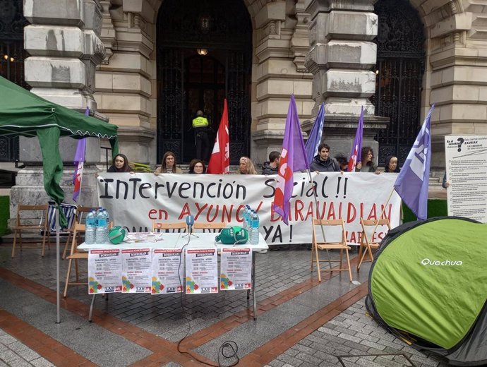 Trabajadoras de intervención social de Bizkaia, acampadas ante Diputación en Bilbao