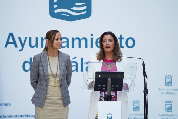 La edil delegada de Participación Ciudadana, Mar Torres, junto a la directora de Cifal Málaga, Silvia Candamil, ha informado sobre este nuevo programa formativo sobre la difusión de los ODS, enfocados especialmente a la sostenibilidad medioambiental.