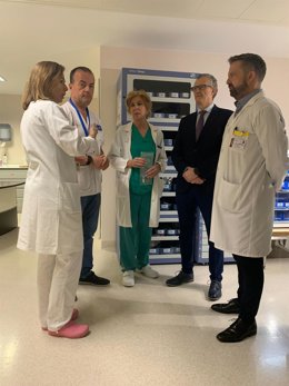 El consejero de Salud conoce el funcionamiento de los armarios inteligentes de dispensación de medicamentos en el hospital Virgen de la Arrixaca.