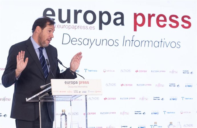 El ministro de Transportes y Movilidad Sostenible, Óscar Puente, interviene durante un desayuno informativo de Europa Press, en el hotel Rosewood Villa Magna, a 15 de abril de 2024, en Madrid (España).