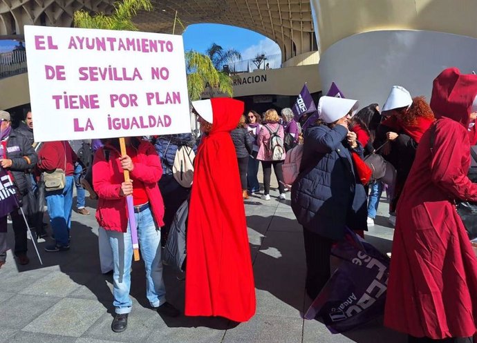 Acto de protesta por la falta de un plan de igualdad en el Ayuntamiento de Sevilla.