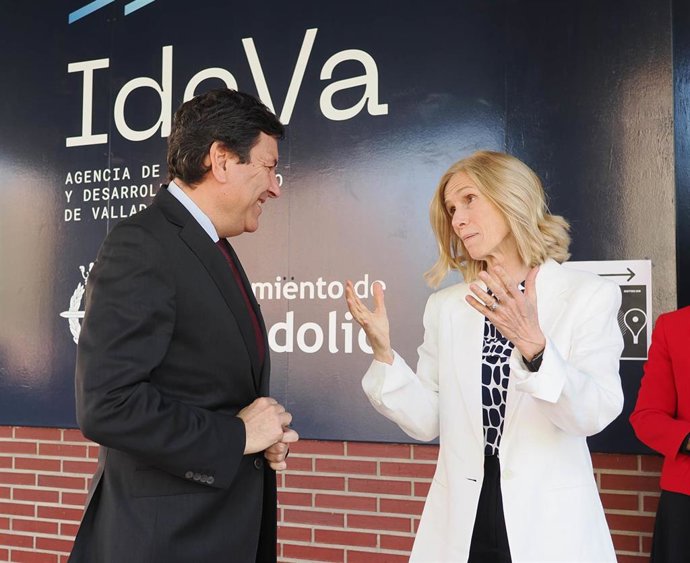 La presidenta de Cotec, Cristina Garmendia, y el consejero de Economía y Hacienda de la Junta de Castilla y León, Carlos Fernández Carriedo, en la presentación del informe.