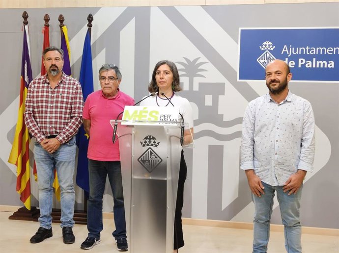 La portavoz municipal de MÉS per Palma, Neus Truyol, junto a los afectados de las caravanas en rueda de prensa en el Ayuntamiento de Palma.