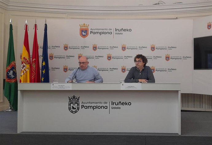 El concejal delegado del área de Gobierno Estratégico, Urbanismo, Vivienda y Agenda 2030, Joxe Abaurrea, y el concejal delegado de Acción Social, Txema Mauleón