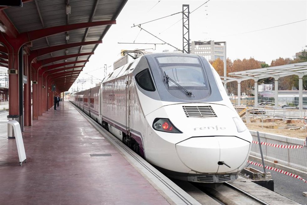 Archivo - El tren de alta velocidad que realizará el recorrido inaugural hasta Oviedo desde la estación de Madrid-Chamartín-Clara Campoamor, a 29 de noviembre de 2023, en Madrid (España). La alta velocidad llega hoy a Asturias tras 19 años de obras y 4.