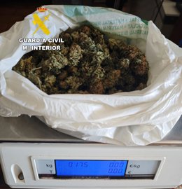 La persona detenida fue interceptada con marihuana, una dosis de cocaína y dinero en efectivo.