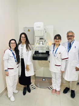 El doctor Ramos acompañado del equipo de Vihas Xanit Estepona junto a la mamografía 3D.