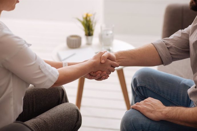 Archivo - Close up of a handshake between people