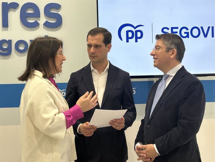 Los diputados segovianos María Cuesta y Pablo Pérez Coronado, con el portavoz adjunto popular en el Congreso, Pedro Muñoz.
