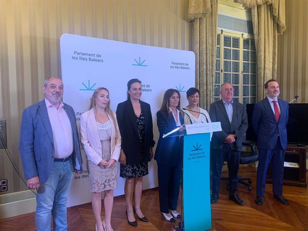 Los diputados de Vox en el Parlament balear en una rueda de prensa