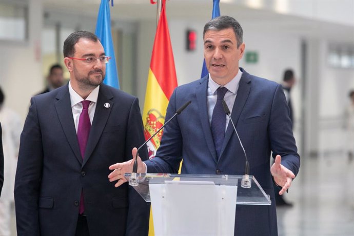 El presidente del Gobierno de España, Pedro Sánchez, junto al presidente del Principado de Asturias, Adrián Barbón, durante su intervención en el Hospital Universitario Central de Asturias (HUCA).