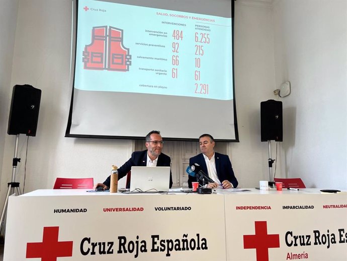El coordinador de Cruz Roja en Almería, Francisco Vicente, y el presidente de Cruz Roja Almería, Antonio Alastrué.