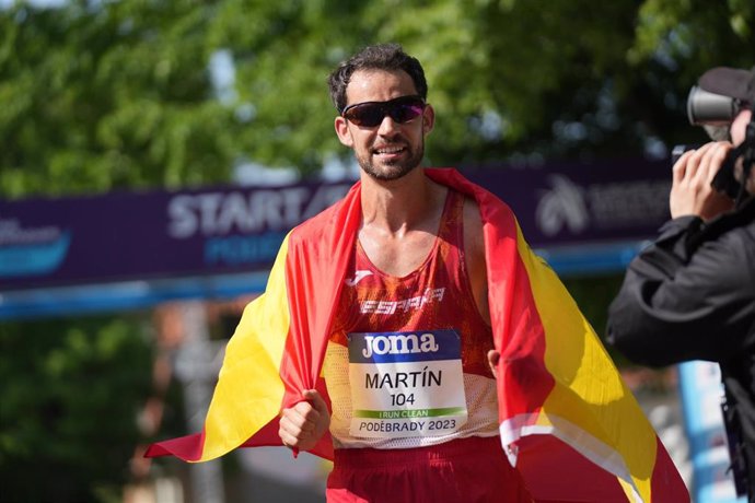 Archivo - El marchador extremeño Álvaro Martín con una bandera de España al término de una prueba.