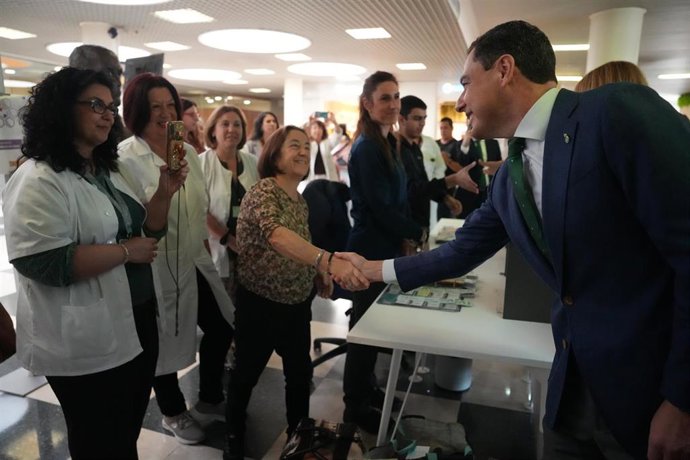 El presidente de la Junta de Andalucía, Juanma Moreno, este lunes saludando al personal del Hospital Juan Ramón Jiménez de Huelva.