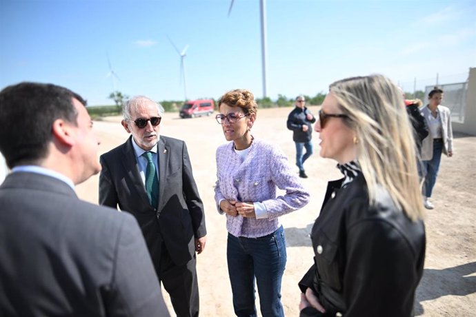 La presidenta Chivite, con el consejero Irujo y la consejera Fanlo con el director general de Enerfín, José Castellanos.