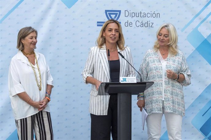 Archivo - La presidenta de Diputación con la delegada de la Junta en Cádiz.