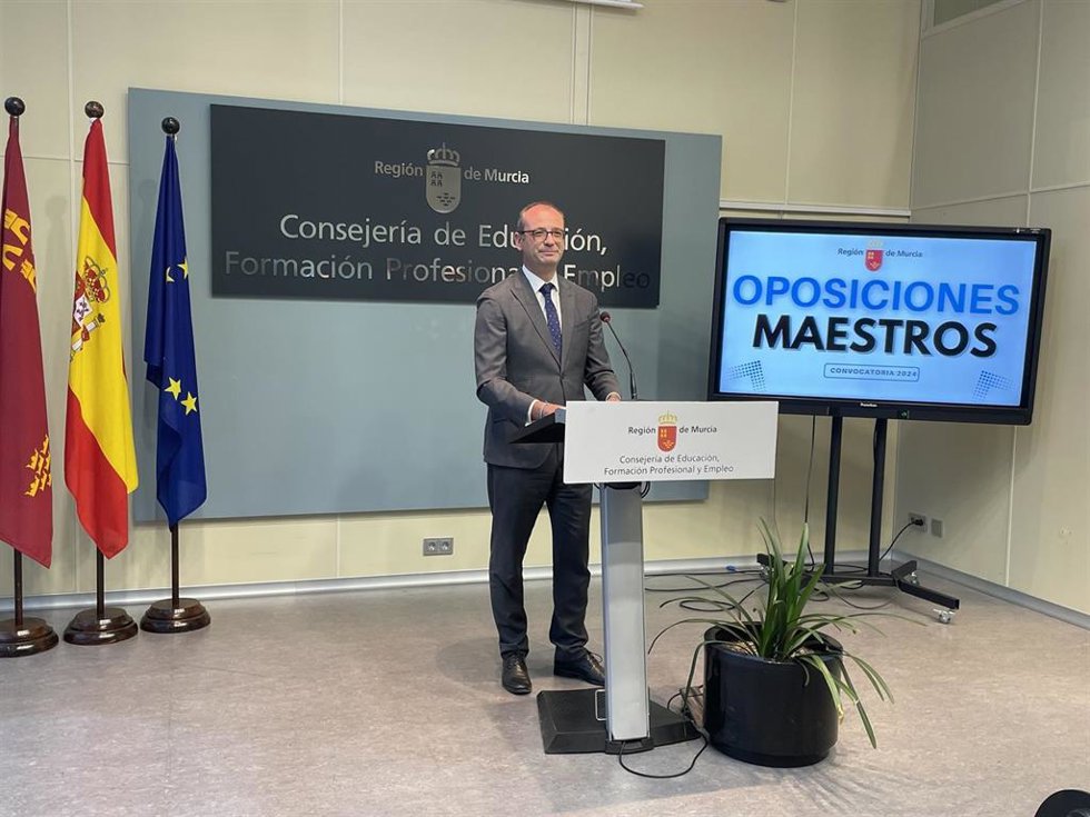 El consejero de Educación, Formación Profesional y Empleo, Víctor Marín, informó hoy en rueda de prensa sobre las oposiciones al cuerpo de maestros que se celebran este año.