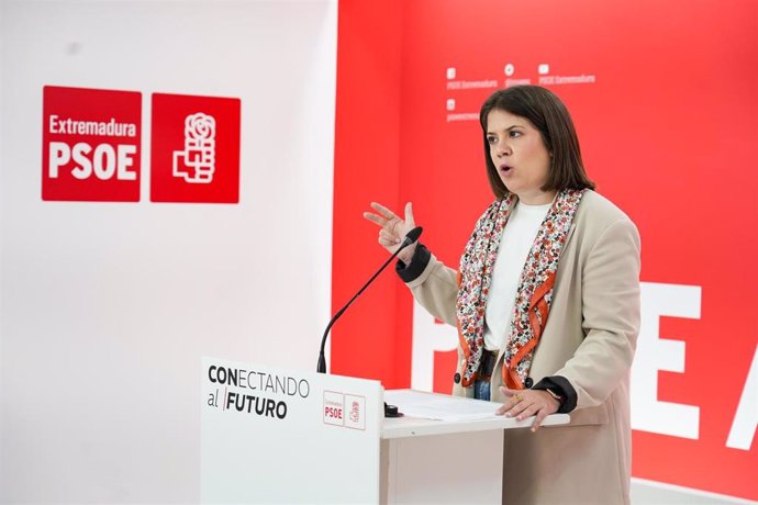 La portavoz del PSOE de Extremadura, María Andrada, en rueda de prensa en Mérida