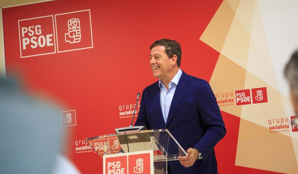 El portavoz parlamentario del PSdeG, José Ramón Gómez Besteiro, en rueda de prensa en la Cámara gallega.