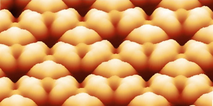 Imagen real de la red metalorgánica bidimensional de espesor atómico obtenida a través de un microscopio de efecto túnel.