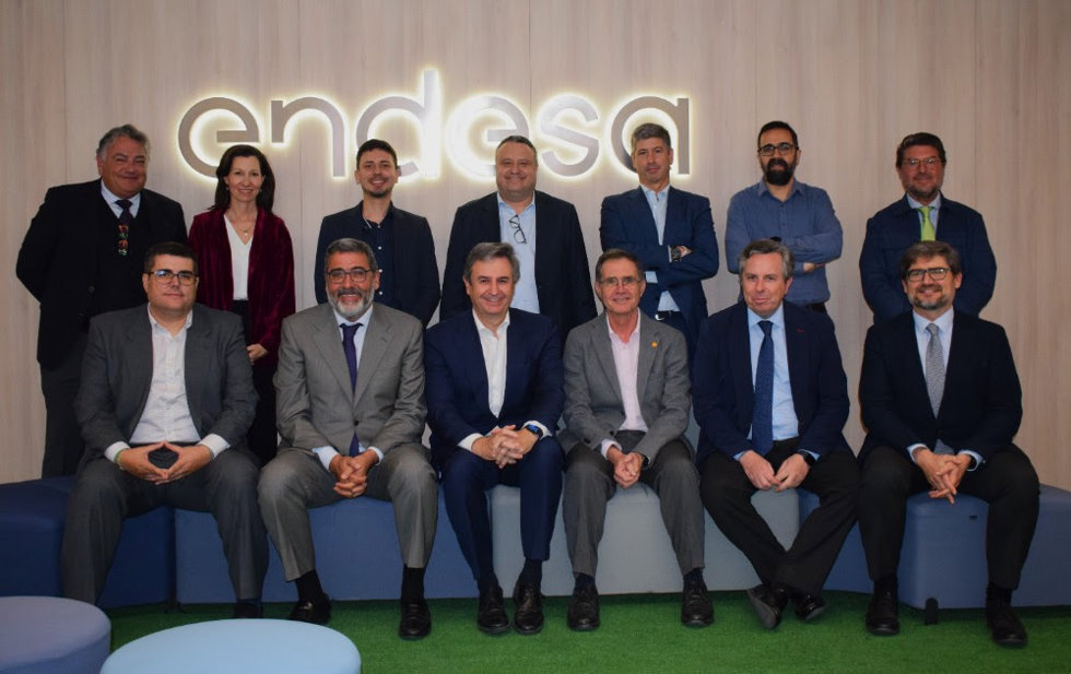 El director general de Endesa en Andalucía, Extremadura, Ceuta y Melilla, Rafael Sánchez-Durán, en el centro, preside la comisión especial dedicada a la 'IA y el Mercado del Dato' de la Cámara de Comercio.