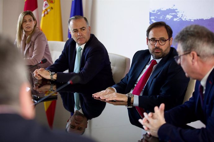 EL presidente de la Federación de Municipios y Provincias (FEMP) de Castilla-La Mancha, José Juliá Gregorio, y el presidente del Grupo Parlamentario Popular, Paco Núñz.