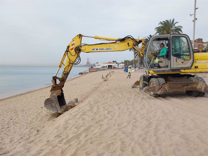 Comienzan a desmantelar las cimentaciones de las playas de Badalona (Barcelona) tras los temporales