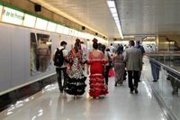 El metro de Sevilla señala el "récord de demanda diaria" el domingo de Feria y pide perdón por las "demoras ocasionales"