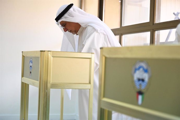 Archivo - Colegio electoral en Kuwait durante los comicios de junio de 2023