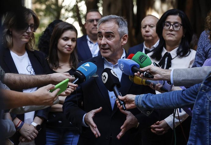 Archivo - El síndic del PP en Les Corts, Miguel Barrachina, atiende a los medios