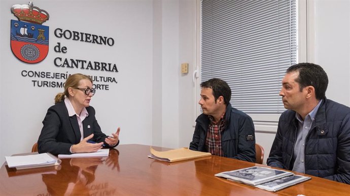 La consejera de Cultura, Turismo y Deporte, Eva Guillermina Fernández, recibe al alcalde de Valdeprado del Río, Jaime Soto.