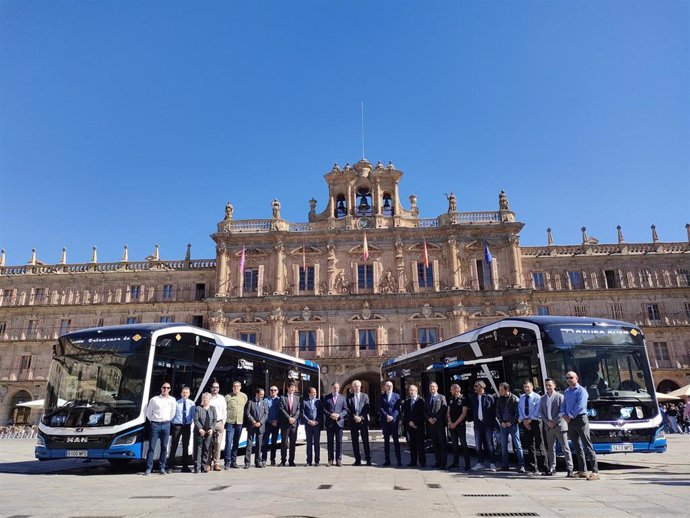 Autoridades en la presentación de los nuevos autobuses eléctricos del servicio urbano de Salamanca