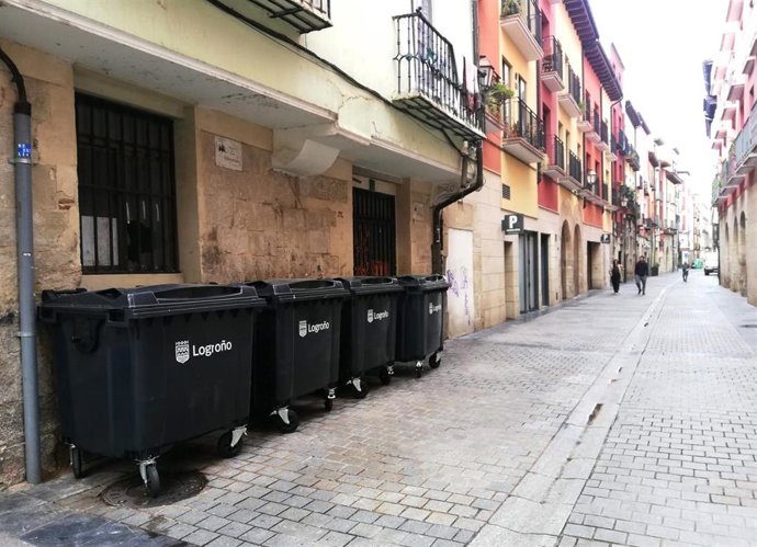 Nuevos contenedores en la calle Marqués de San Nicolás, en el Casco Antiguo de Logroño